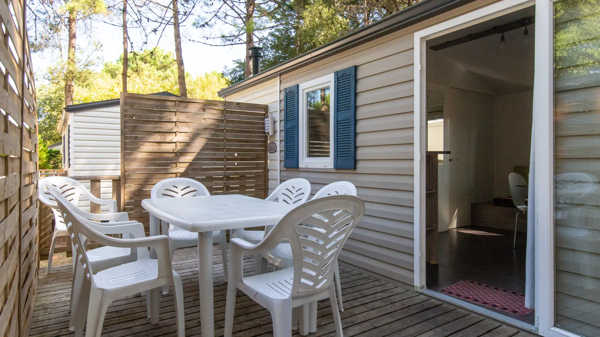 Terrasse mobil-home : table et chaises extérieures