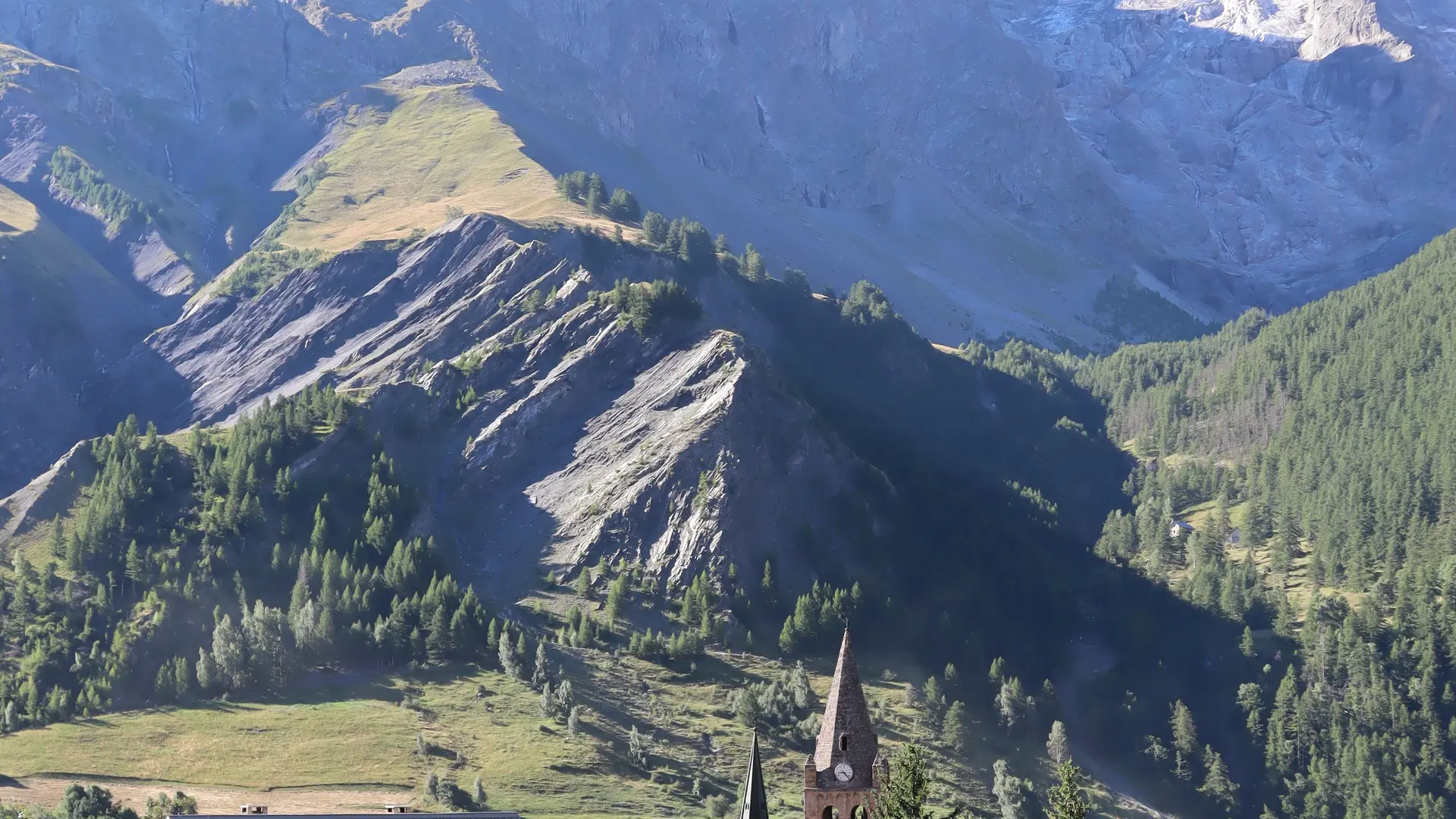 Le départ s'effectue derrière le village de la Grave