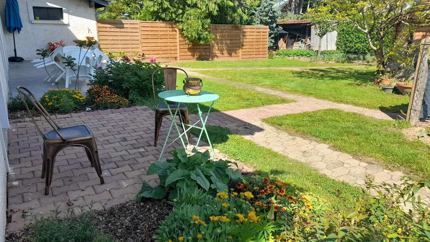 Terrasse privative avec vue sur potager