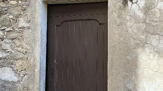 porte d'entrée avec linteau historique