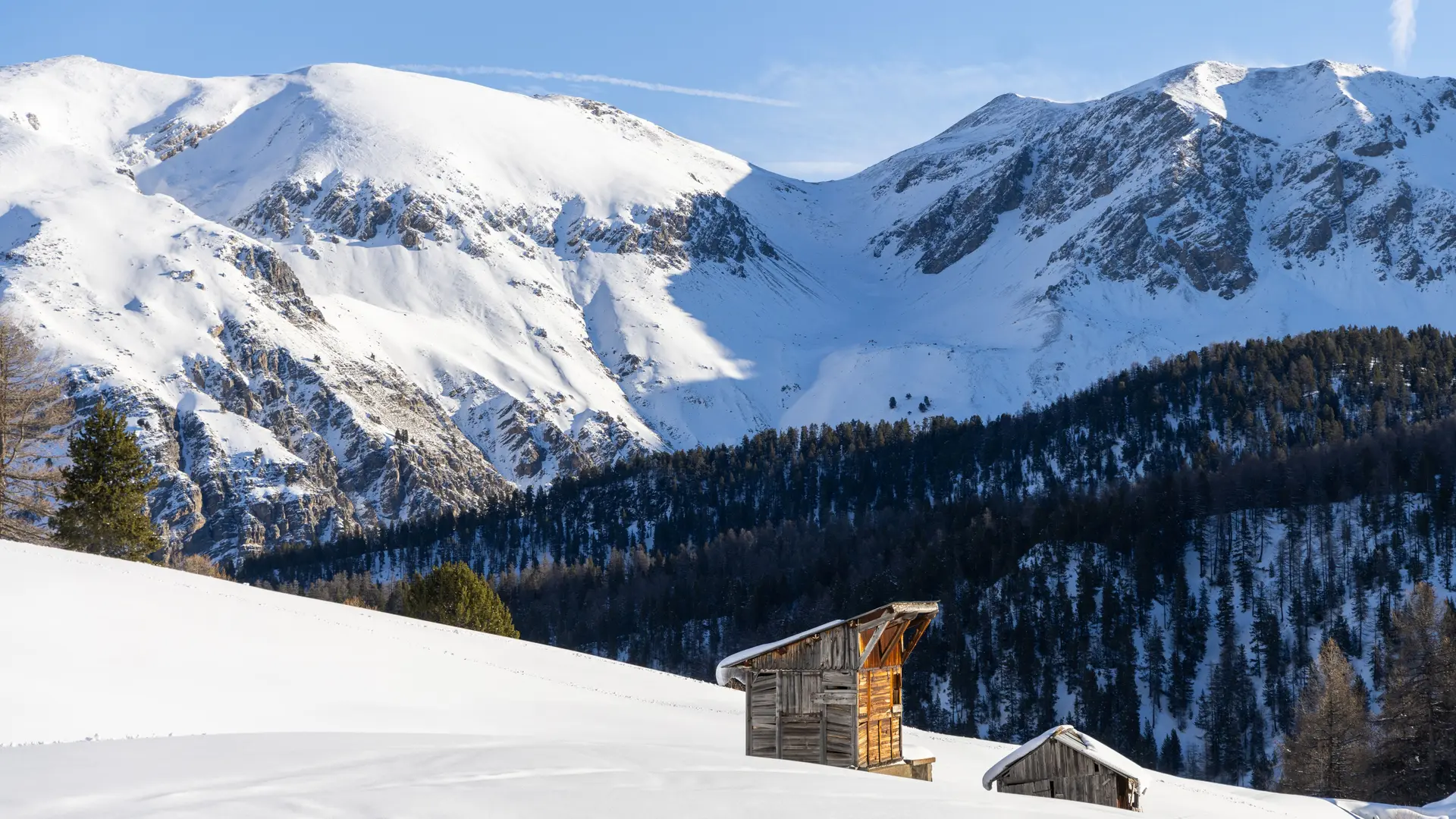 Vieux chalets en contrebas