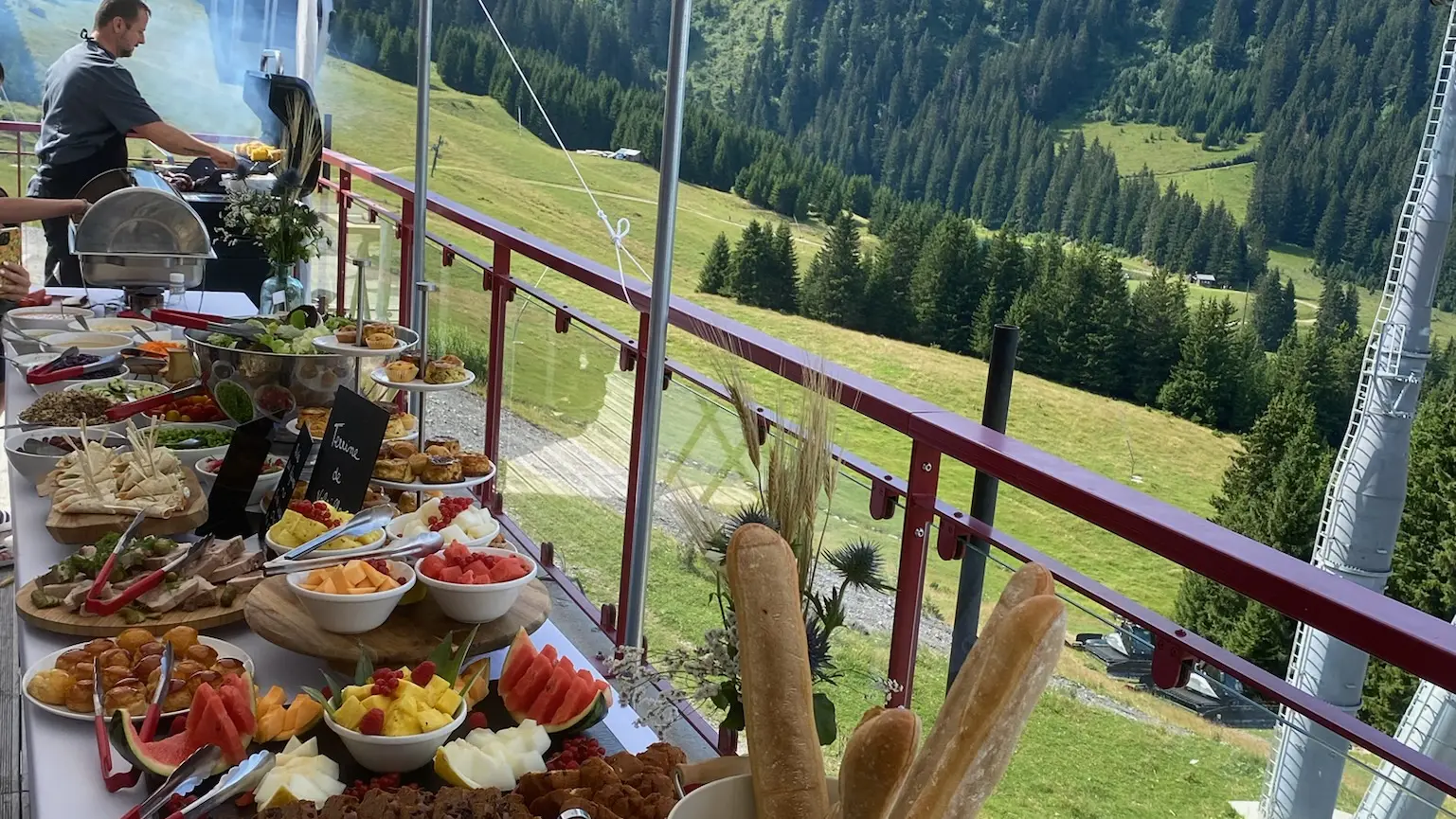 Buffet de cérémonie dressé sur la terrasse couverte