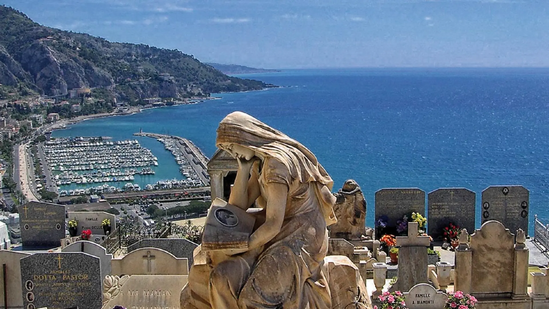 Vue panoramique du cimetière du vieux château