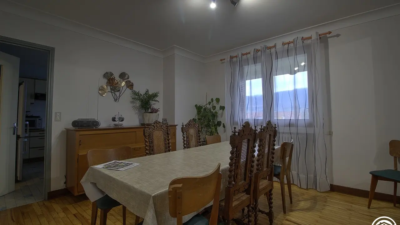 La salle à manger avec l'accès à la cuisine