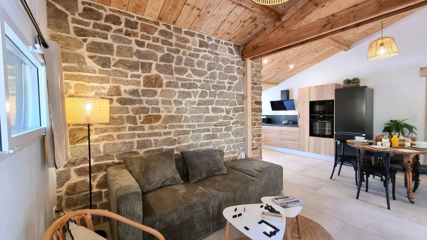 Séjour avec cuisine ouverte sur la salle à manger et le salon.