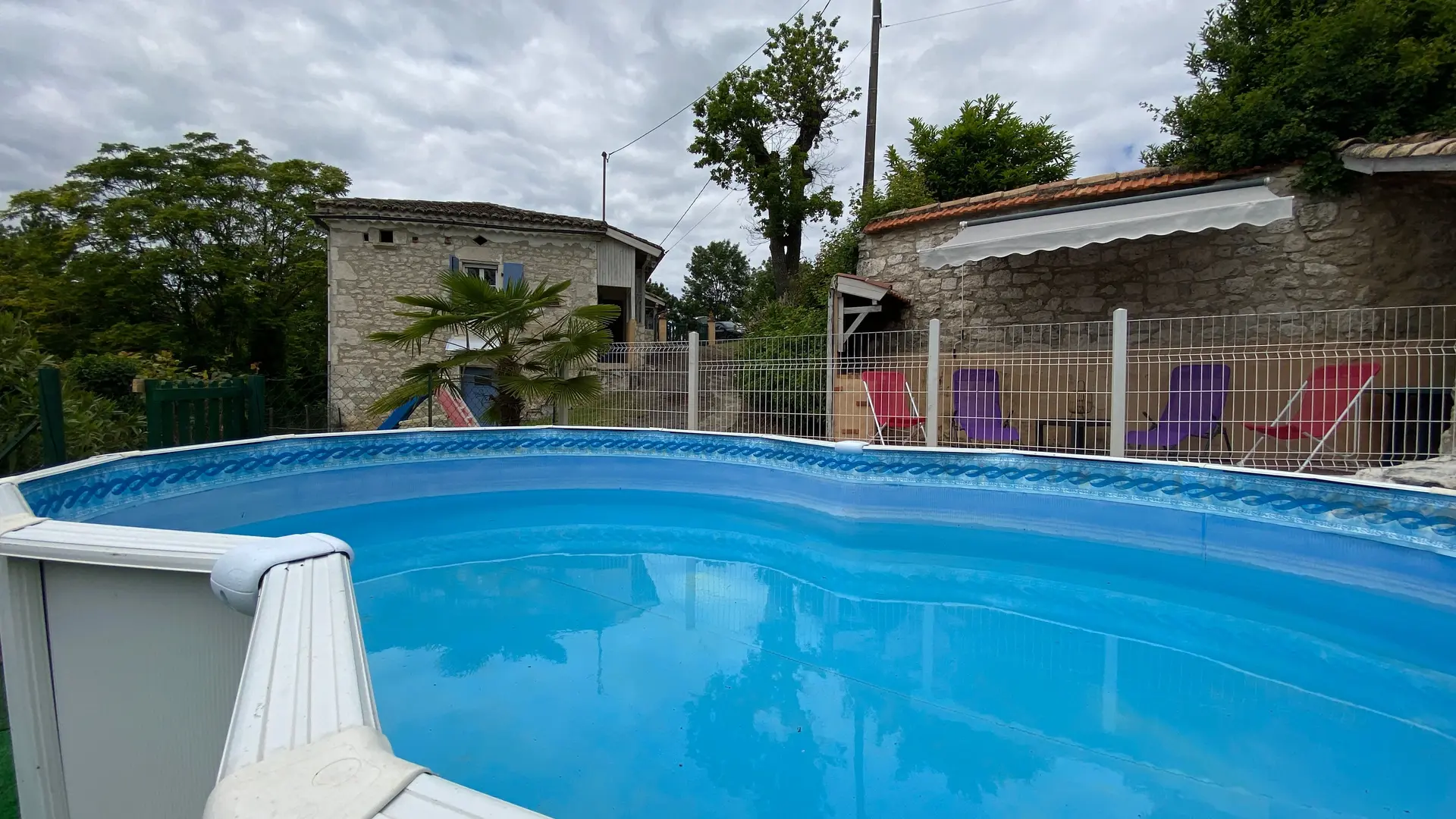 vue d'ensemble de la piscine et terrasse