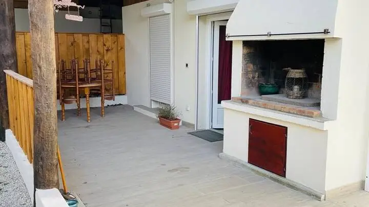 Terrasse exterieure avec cheminée.