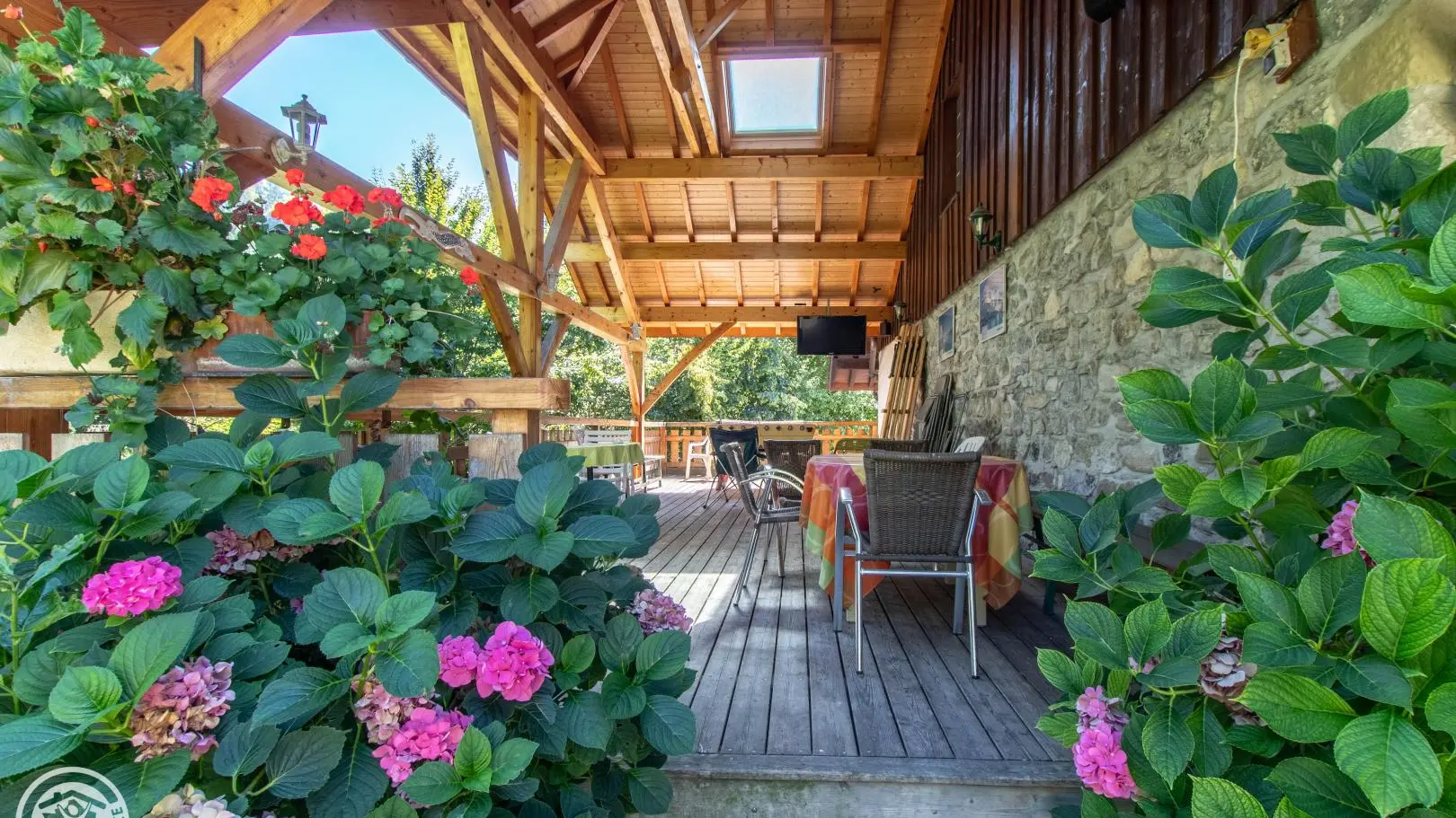 Zone de convivialité partagée entre camping, gîtes...