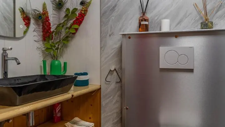 salle d'eau sous sol avec douche, vasque et wc