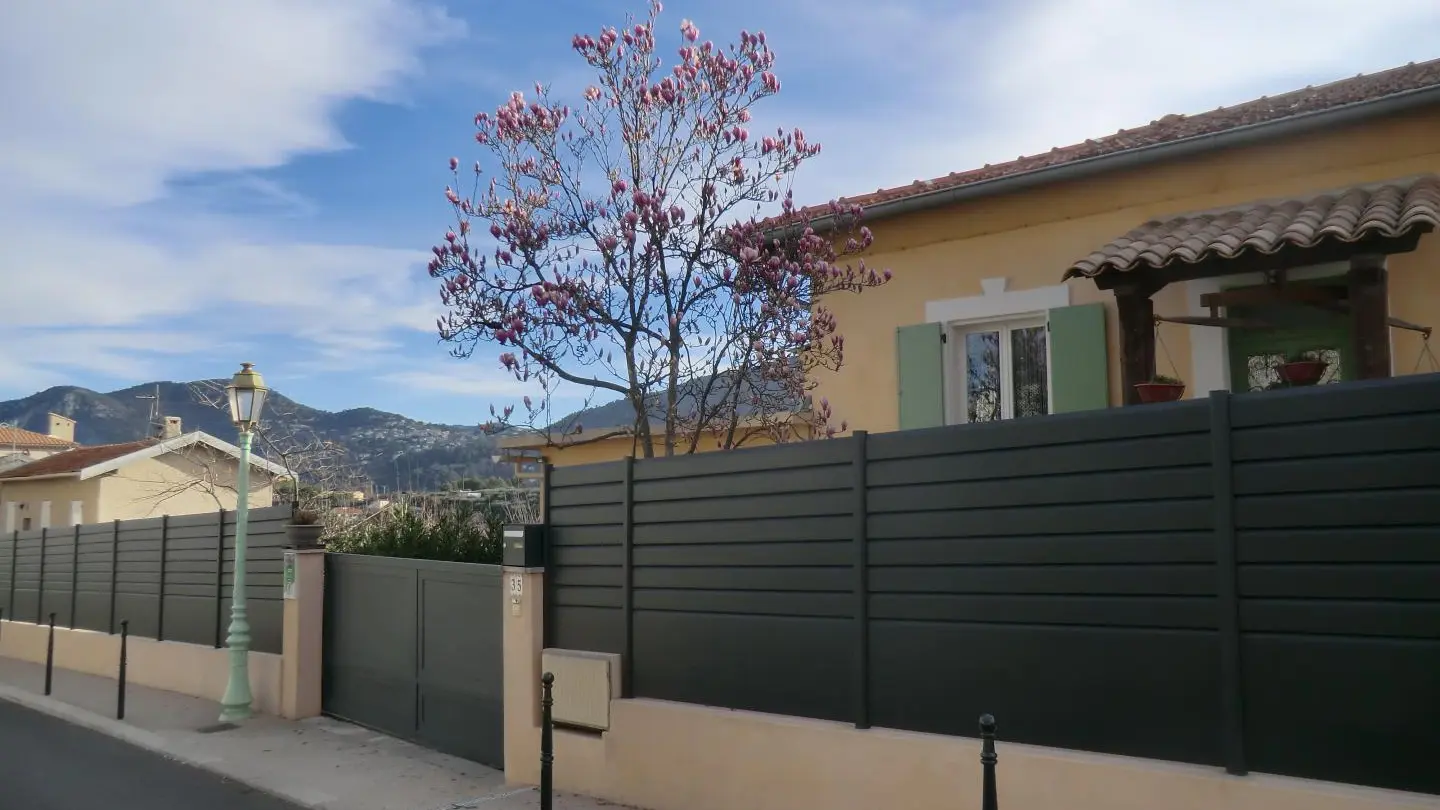 Entrée de la propriété avec son magnolia fleuri