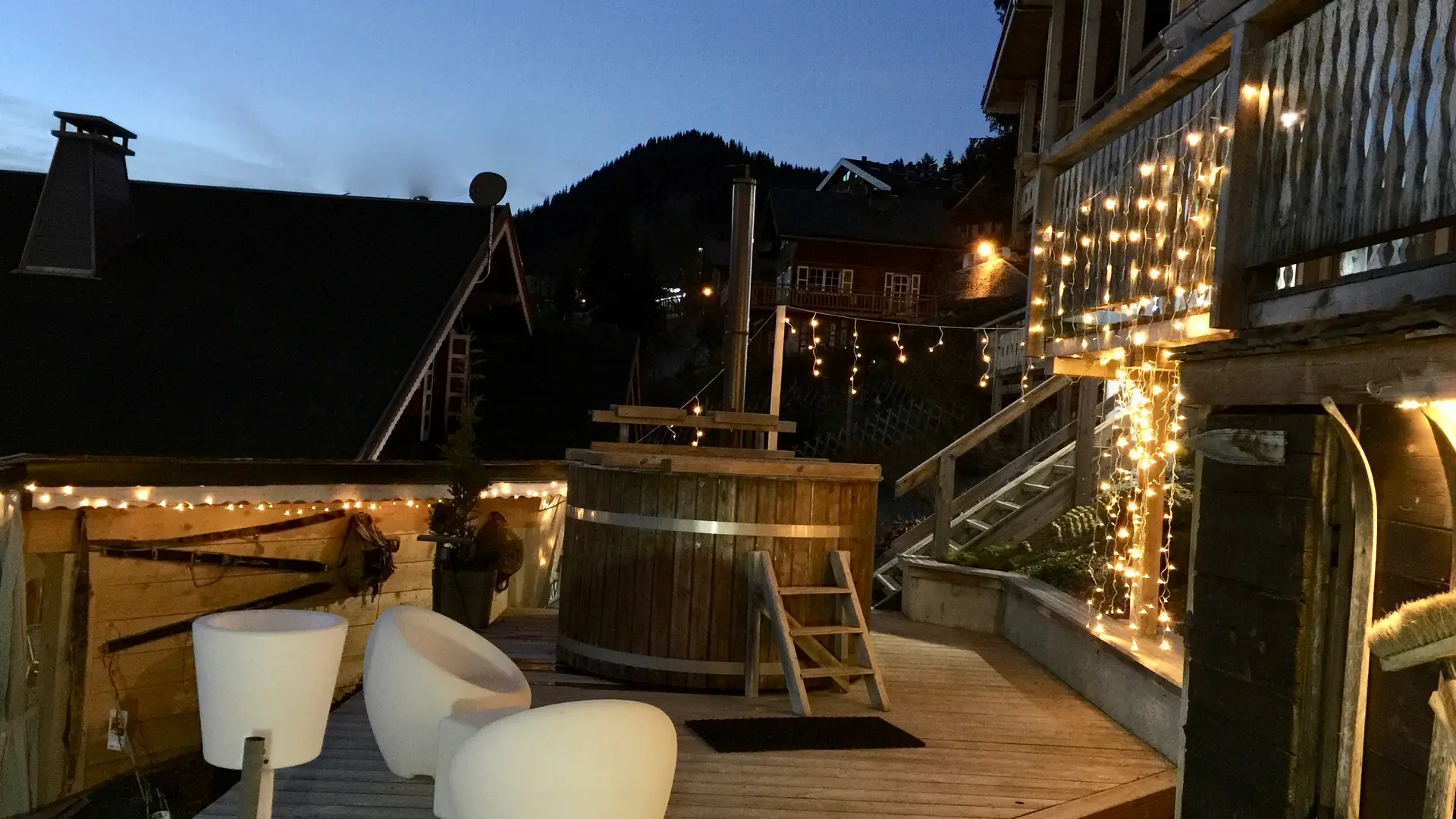 Bain nordique sur la terrasse pour un moment de détente en soirée l'été