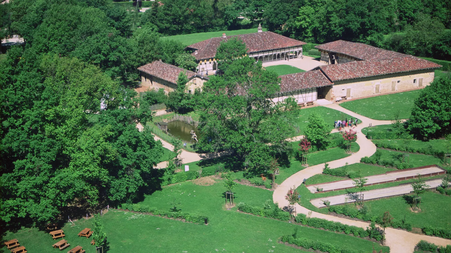 Vue aérienne de la ferme des Planons