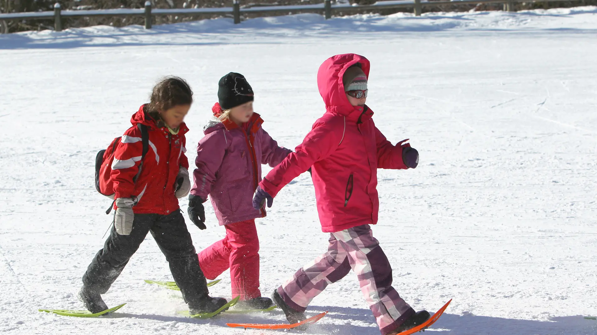 enfants en raquettes