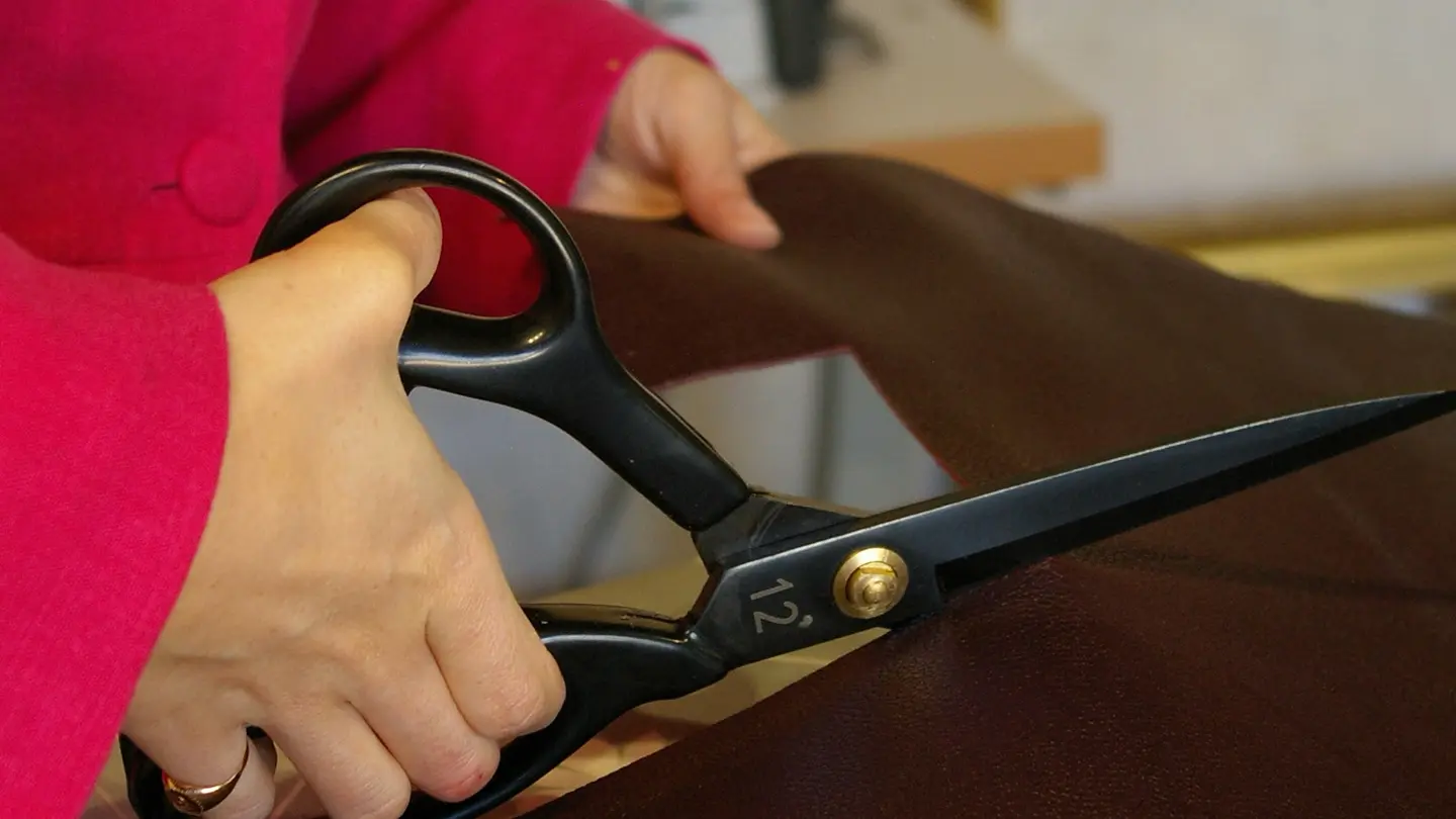 Découpe de cuir et confection de maroquinerie