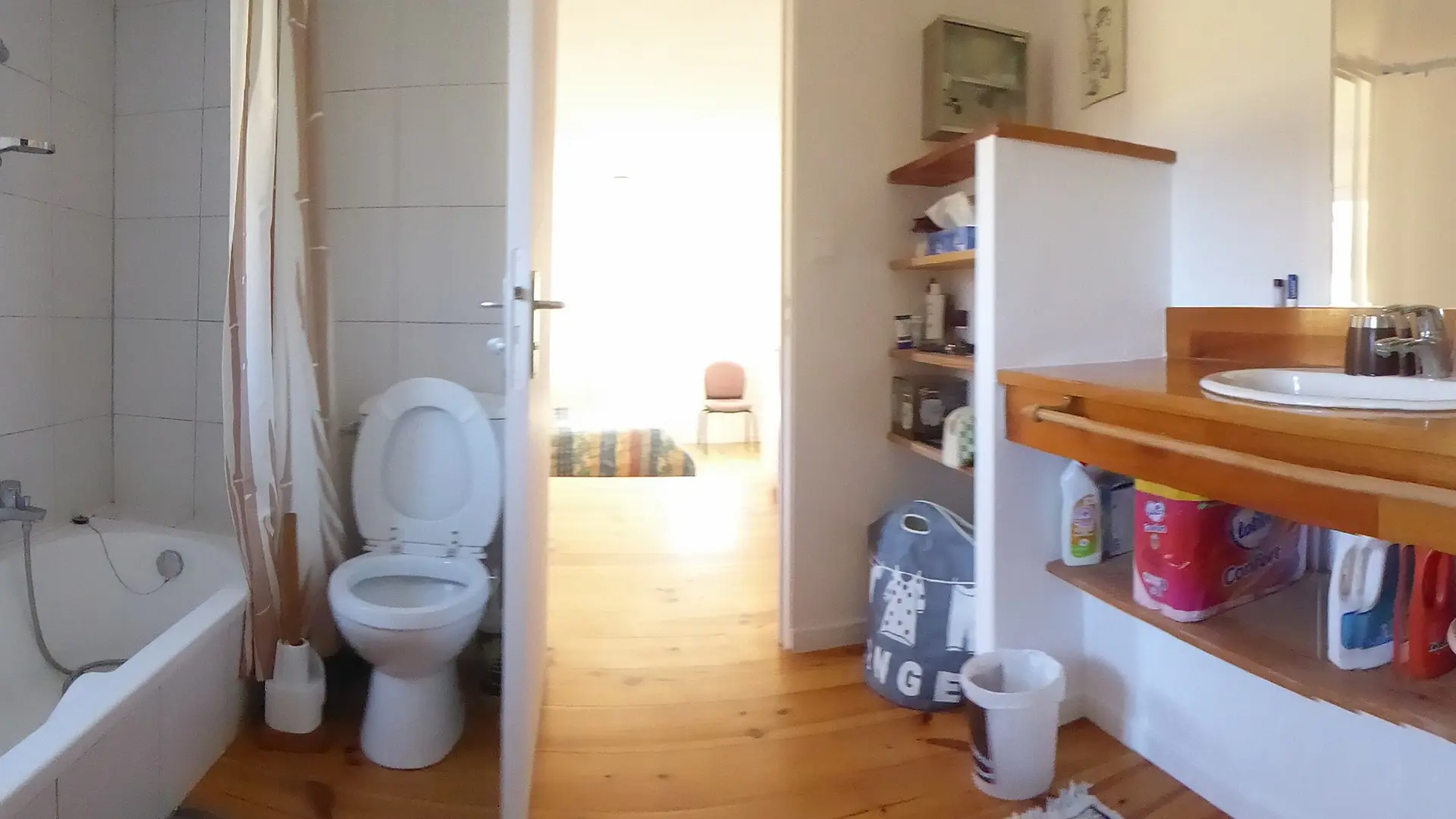 salle de bain avec baignoire