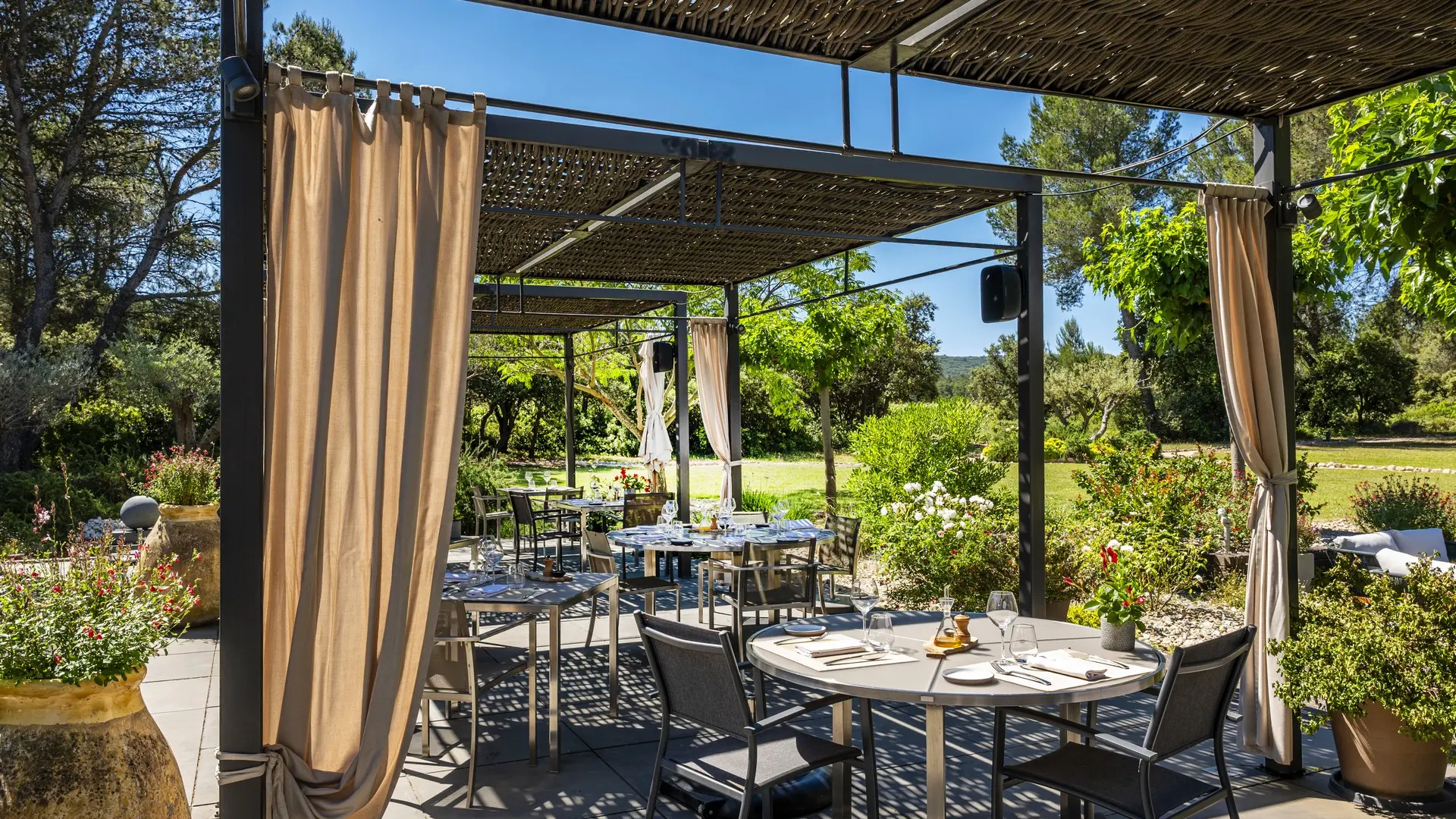 Domaine La Pierre Blanche_Eygalières_restaurant extérieur