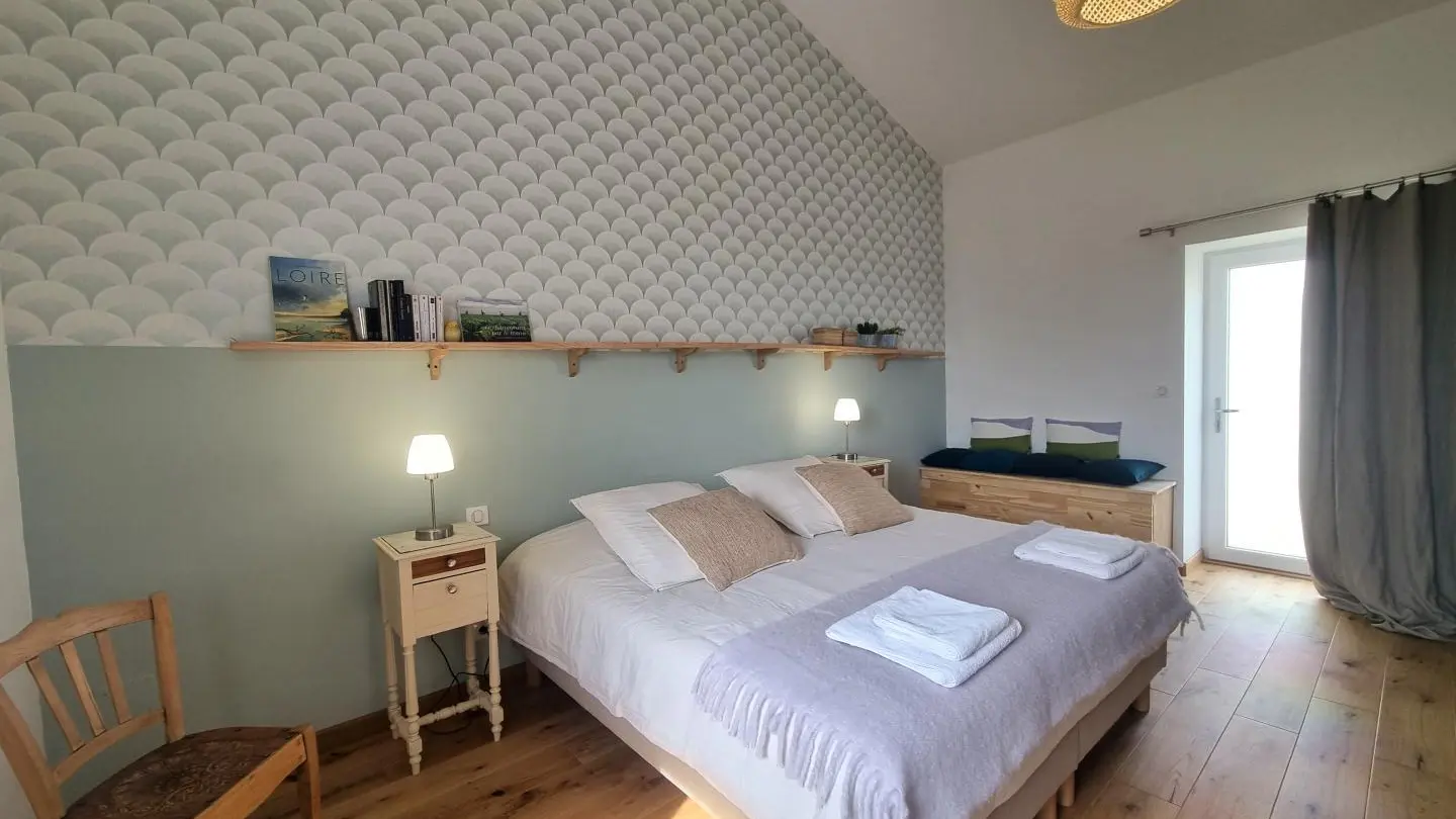 Chambre avec 1 lit 180 pouvant se transformer en 2 lits 90 sur demande.