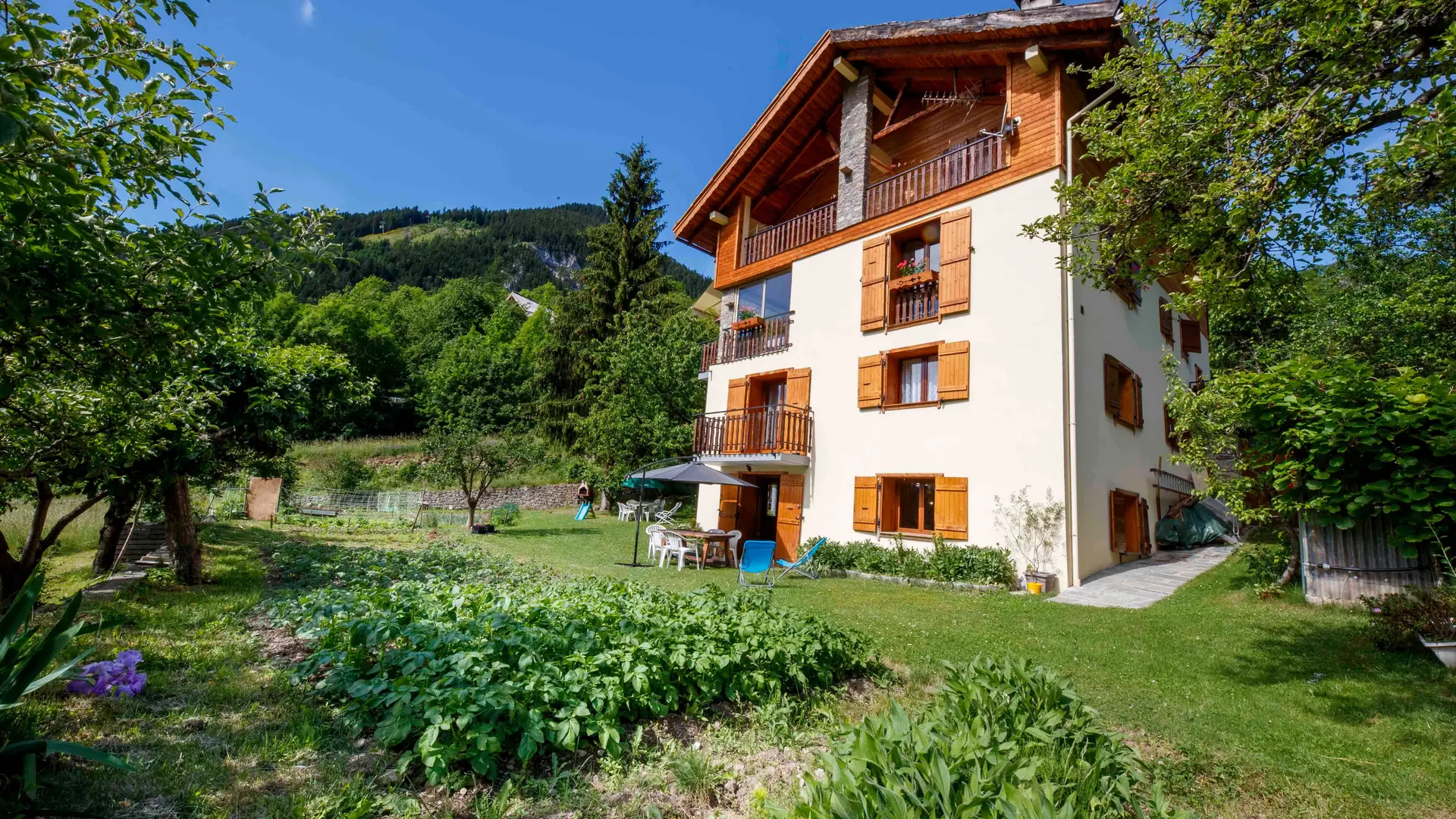 Gîte Les Jasmins-Jardin-Saint-Étienne-de-Tinée-Gîtes de France des Alpes-Maritimes