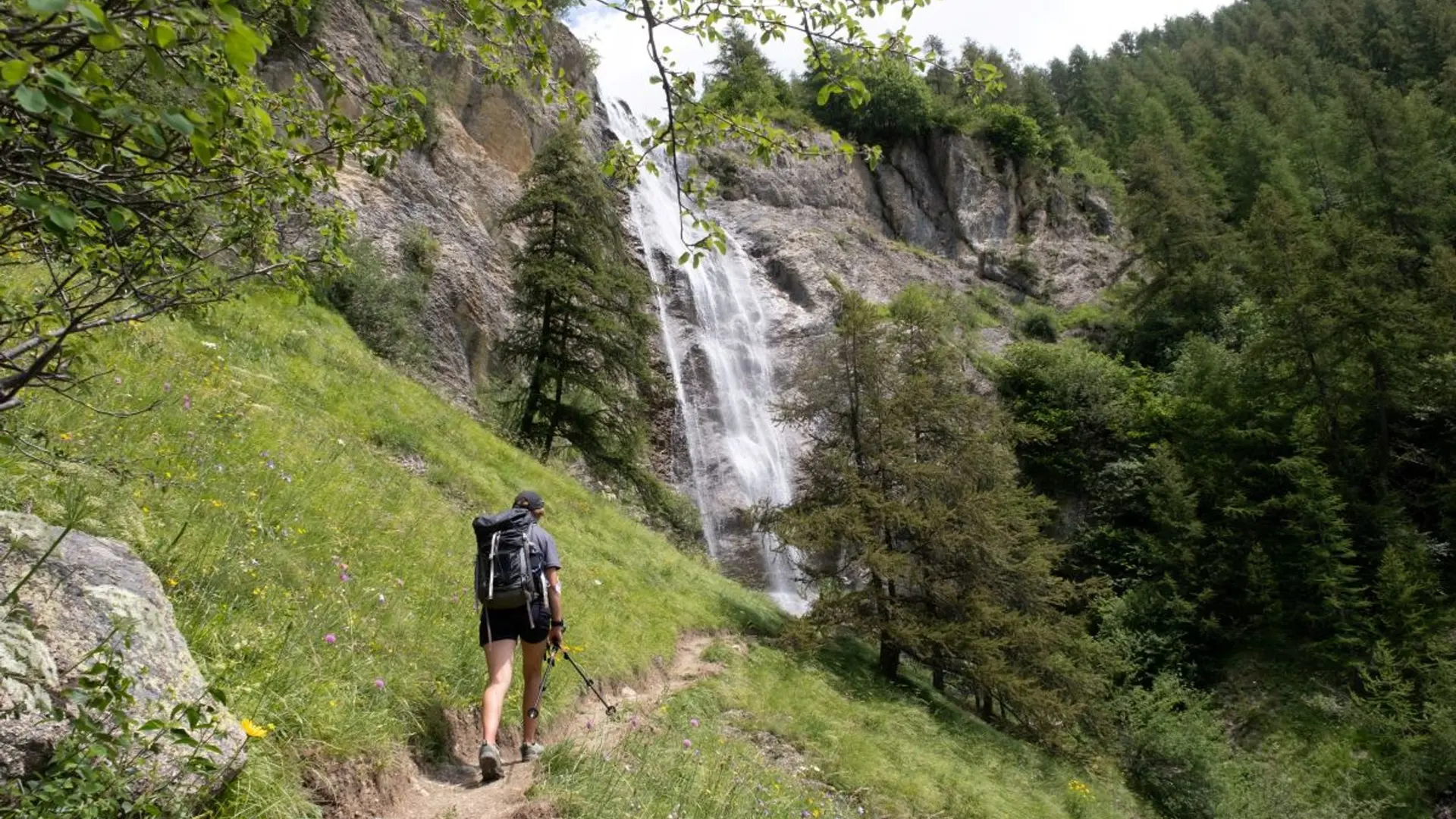 Sentier d'accès à la cascade de la Pissarotte aux Gourniers