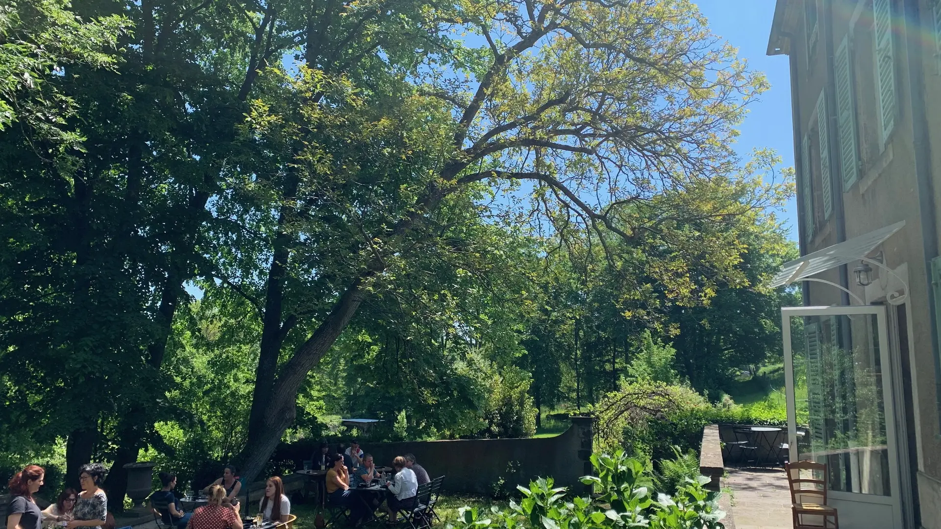 la terrasse, côté librairie des vinzelles
