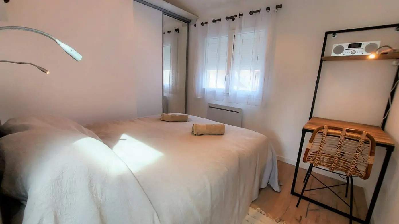 Chambre chaleureuse avec enceinte à disposition