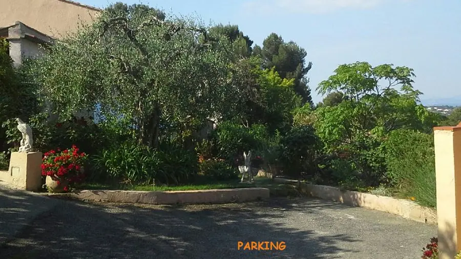 Gîte La Rieissa-Parking-Colomars-Gîtes de France des Alpes-Maritimes