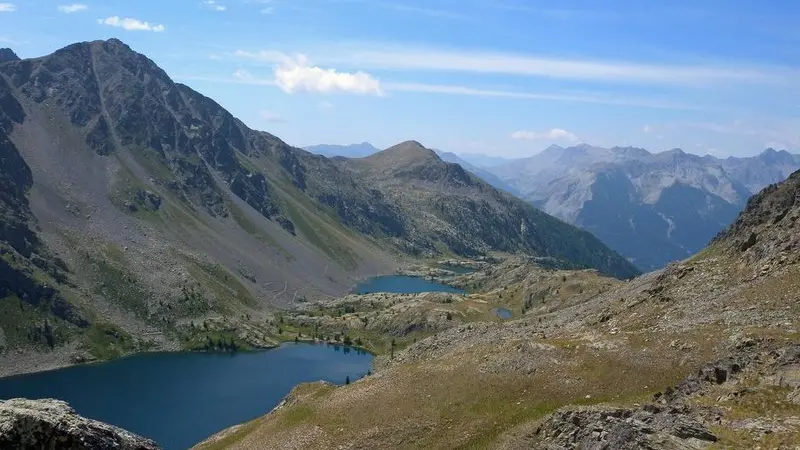 Randonnée Lacs de Vens. Vue plongeante sur les lacs de Vens depuis le Collet de Tortisse au mois d'août Aut