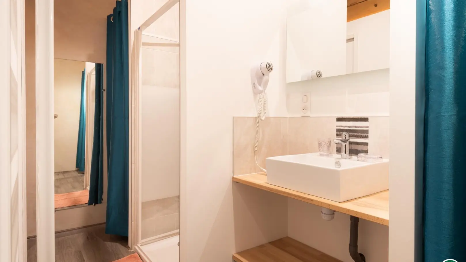 salle de bain derrière le lit