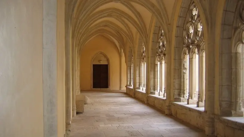 Cloitre de l'Abbaye d'Ambronay.