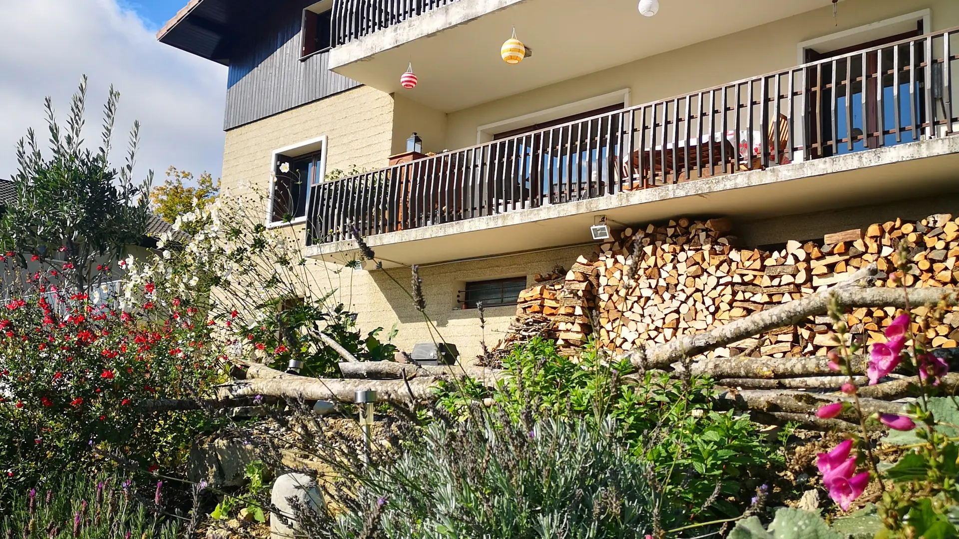 Vue d'ensemble de la villa avec studio au RDC