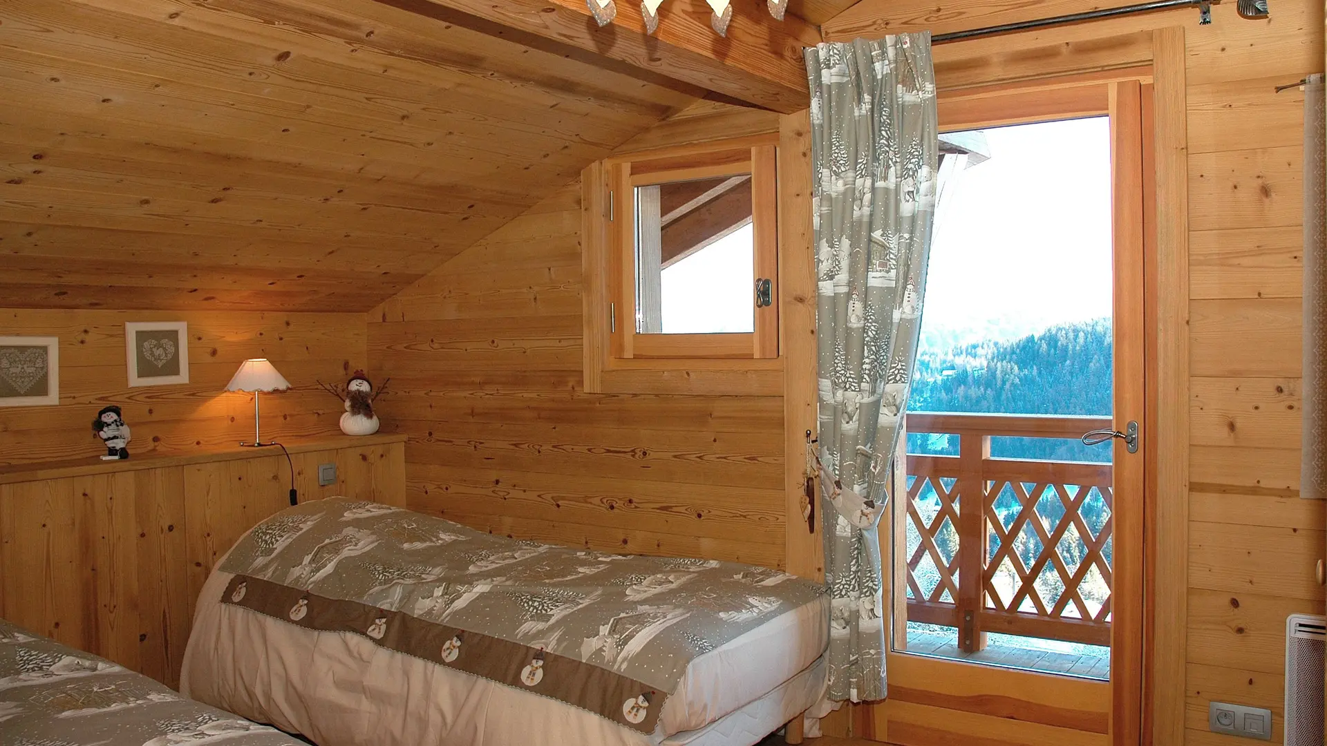Chambre avec lits simples et balcon