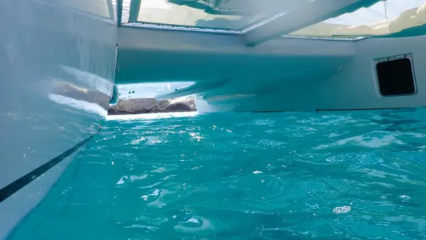 Catamaran dans la baie de Marseille. Départ l'Estaque