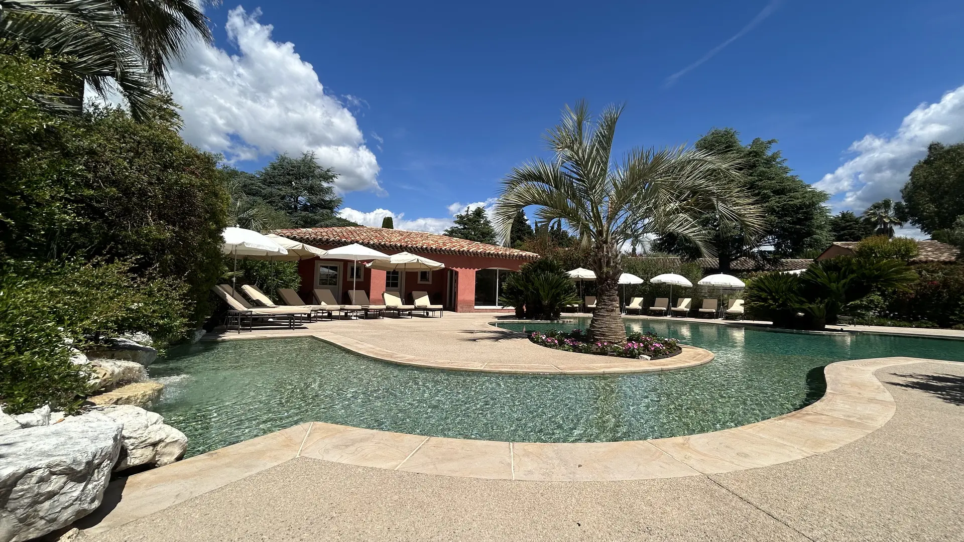 piscine lagon commune avec pataugeoire et cascade