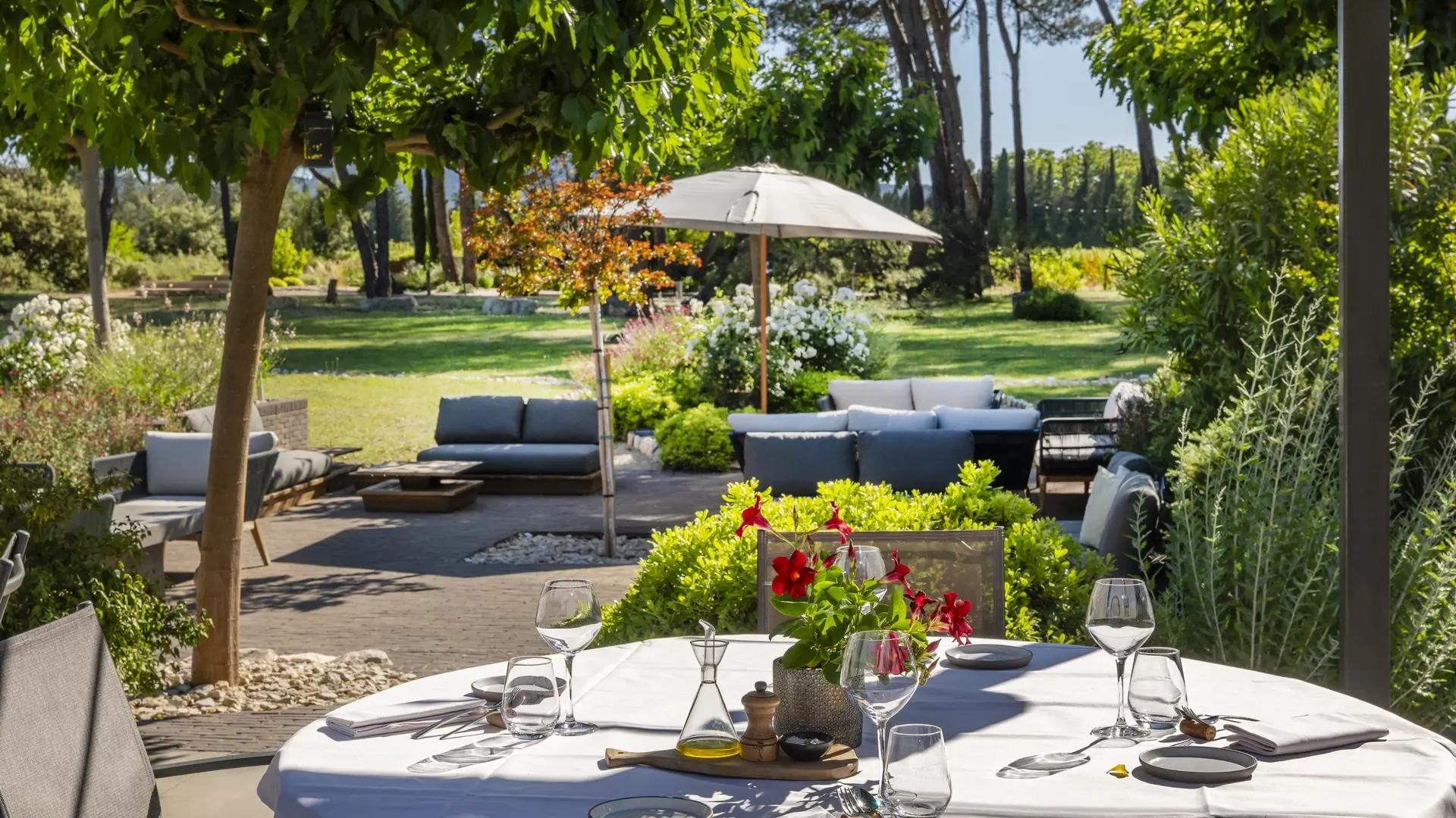 Domaine La Pierre Blanche - Restaurant L'Opale_Eygalières_terrasse