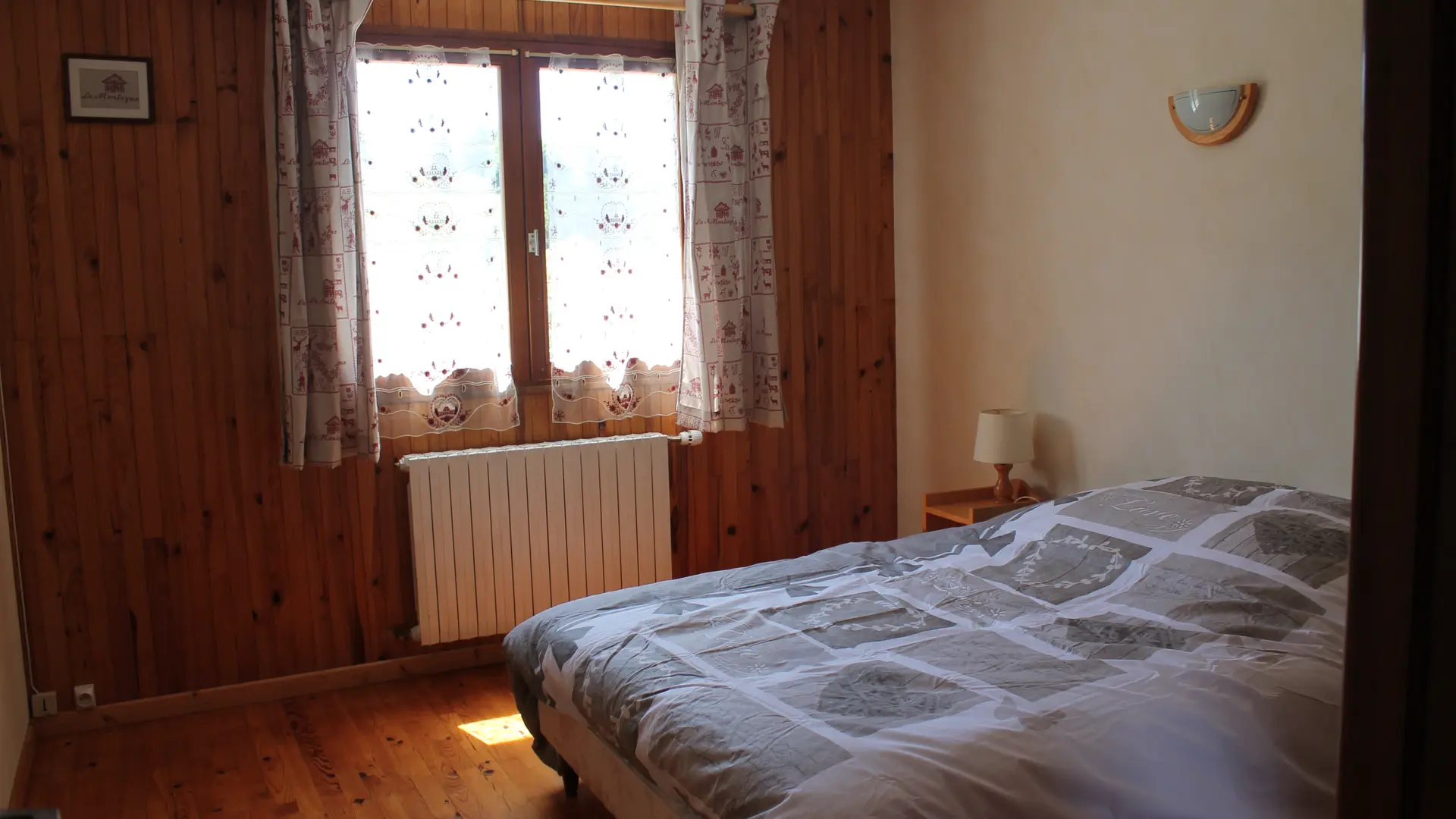 Chambre avec lit double/Bedroom with a double bed-Fleur des Alpes n°5-Le Grand-Bornand