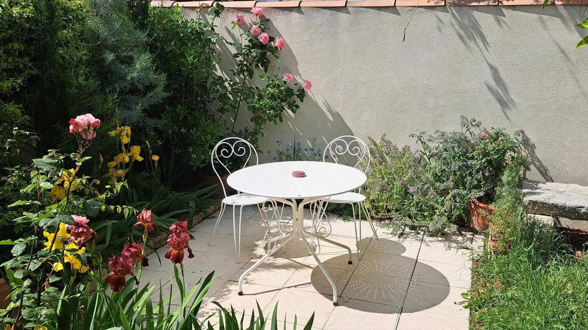 Table jardin et terrasse en fleurs de Mai de l'Oustau dei Aucèus.