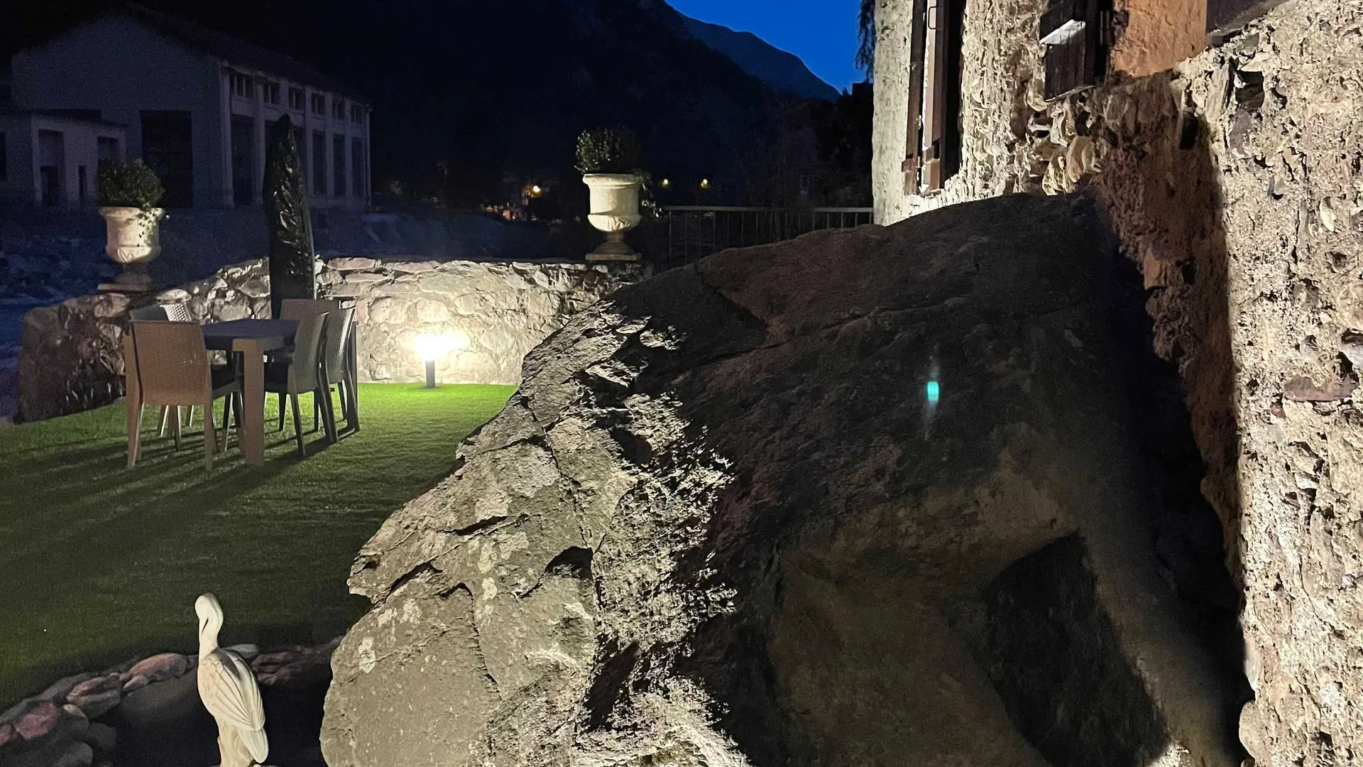 Extérieur nuit Gîte Moulin de la Source labellisé Gîtes de France Alpes-Maritimes à Fontan