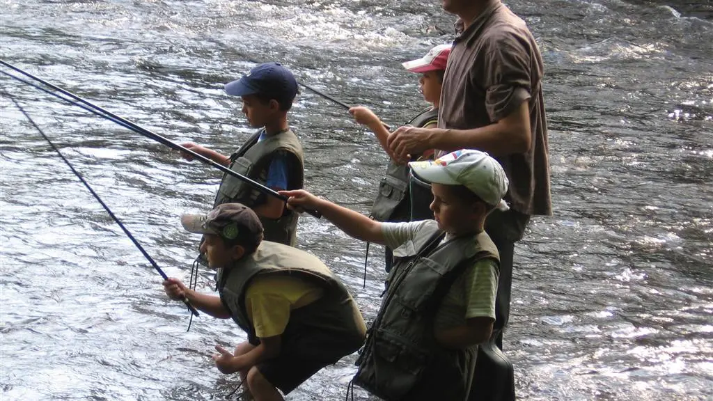 Pêche avec groupe d'enfants