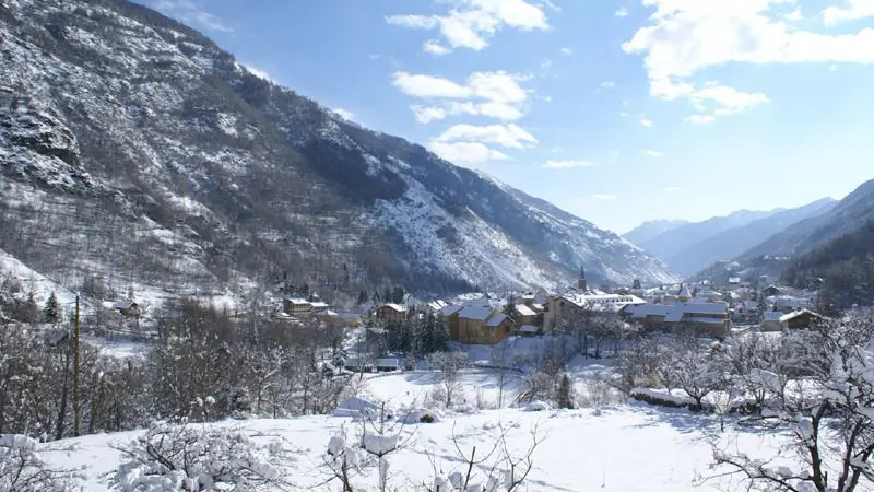 la vue du village depuis le Jardin après une chute de neige