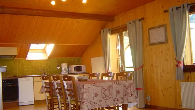 Salle à manger et cuisine/Dining room and kitchen-Vieux noyer (Noisetier)-Le Grand-Bornand