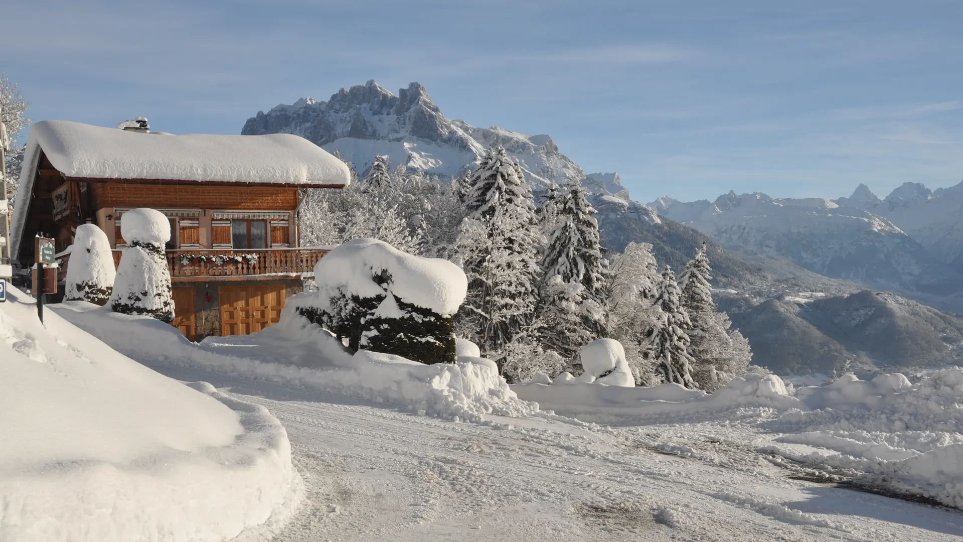 Vue Aiguille de Warens et chalet hiver