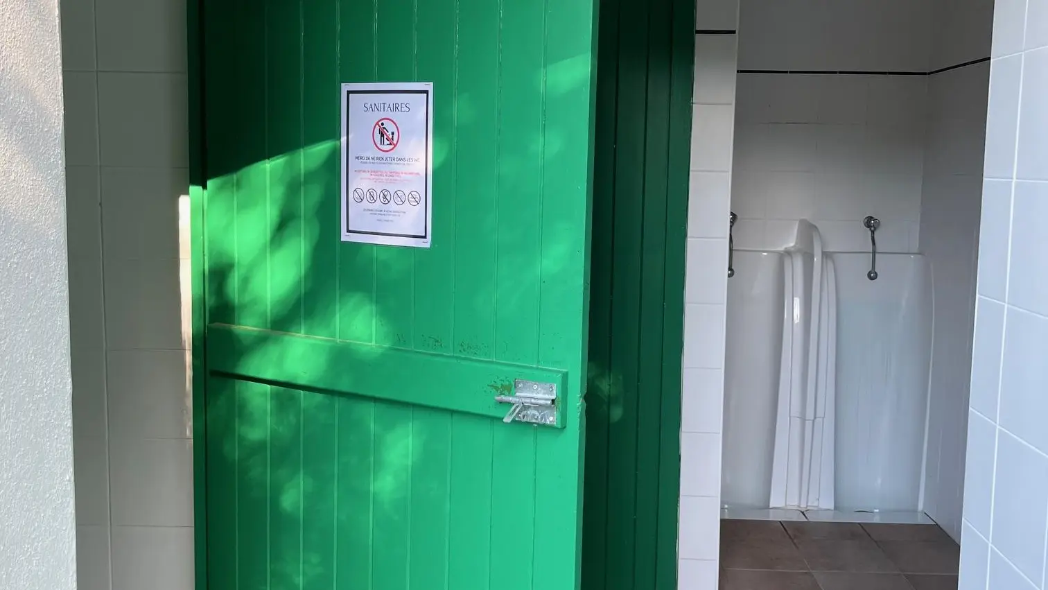 Toilettes publiques - Plage de l'Anse du Fourneau