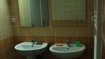 Lavabos dans la salle de bain du Gîte des Hauts Plateaux