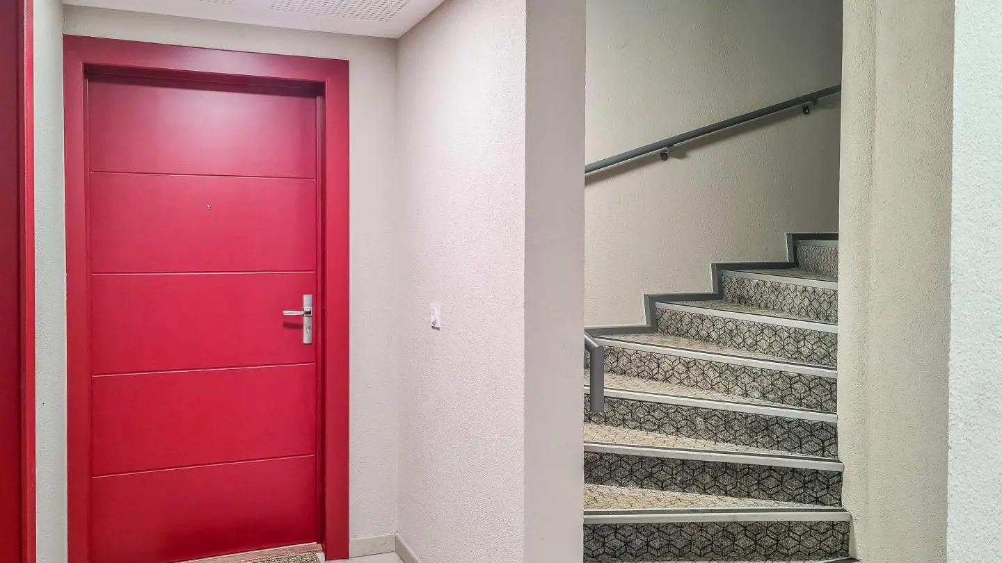 Accès à l'étage par escalier