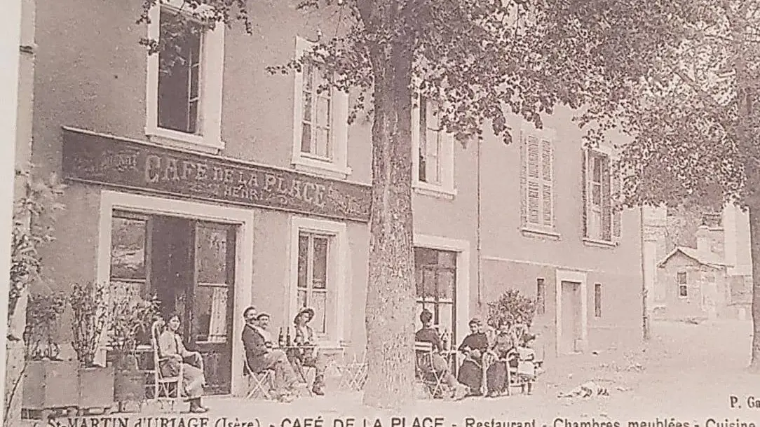 Photo d'archive non datée en noir et blanc de la terrasse du café de place.