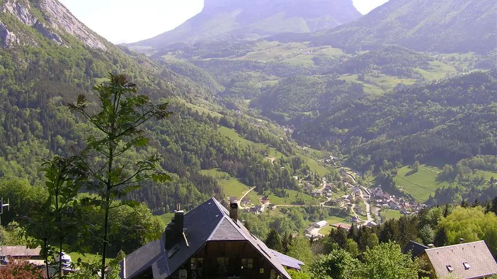 Le gîte dans son cadre de verdure