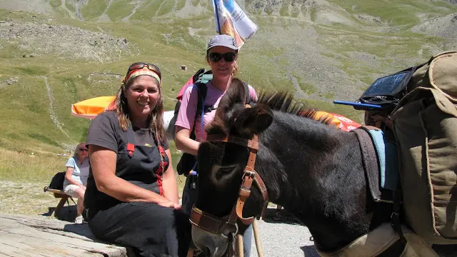 Cécile et l'Ane Marius sur la petite terrasse de son snack
