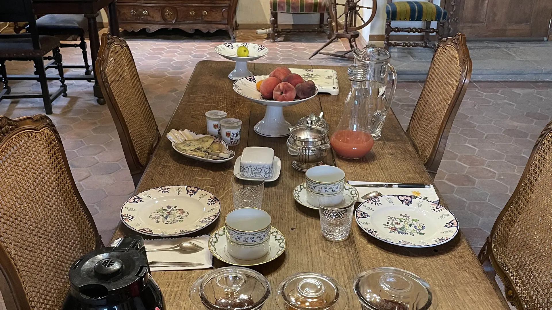 Petit déjeuner dans la salle à manger