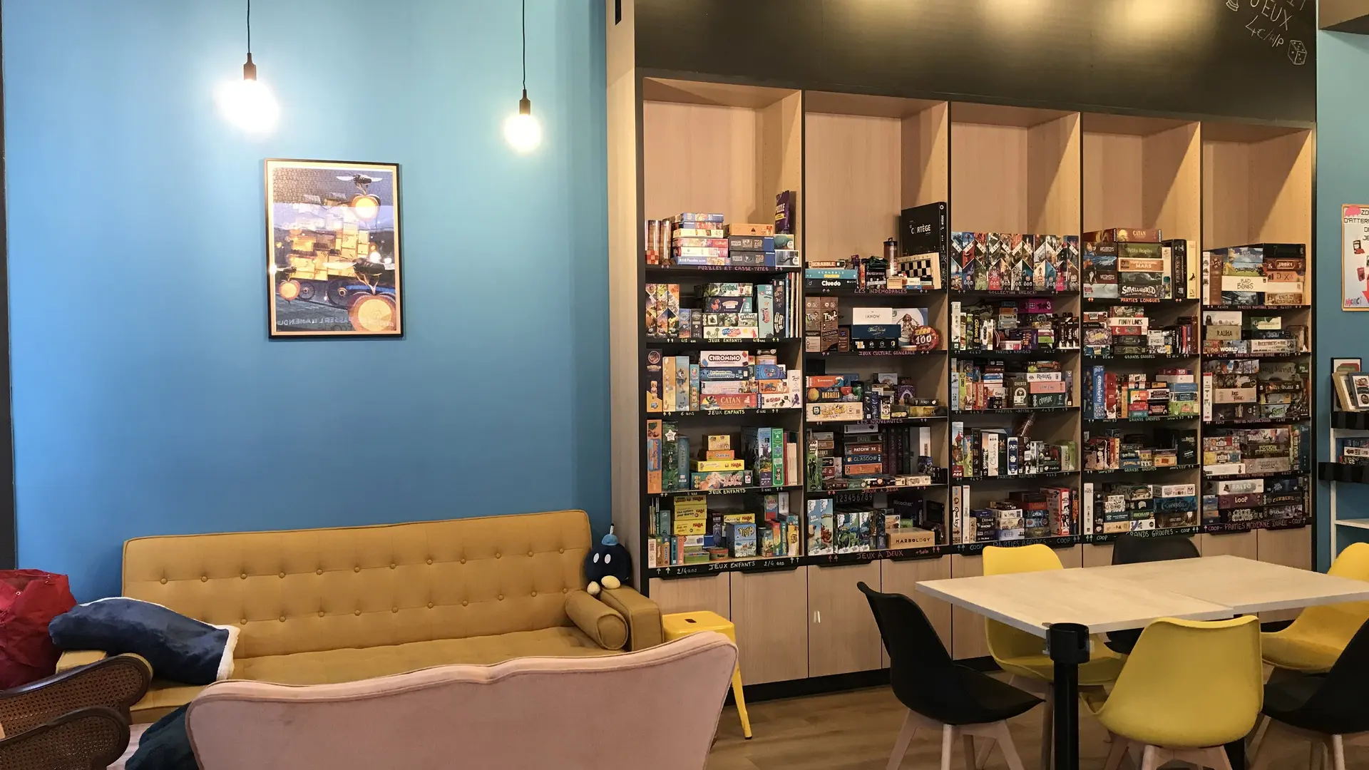 Coin canapé et grande étagère à jeux