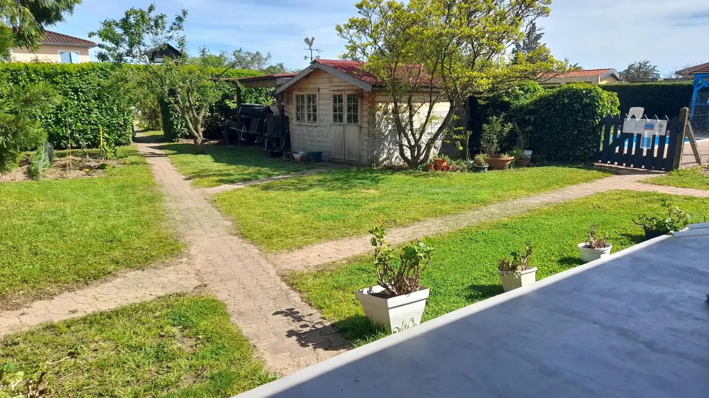Vue de la terrasse commune, jardin est